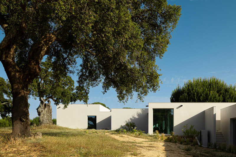 Minimalistyczny, prosty dom w krajobrazie Alentejo
