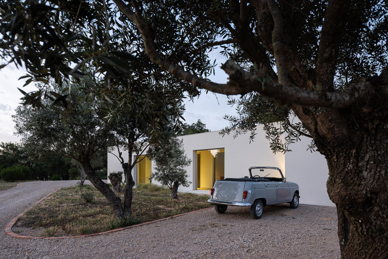 Minimalistyczny, prosty dom w krajobrazie Alentejo