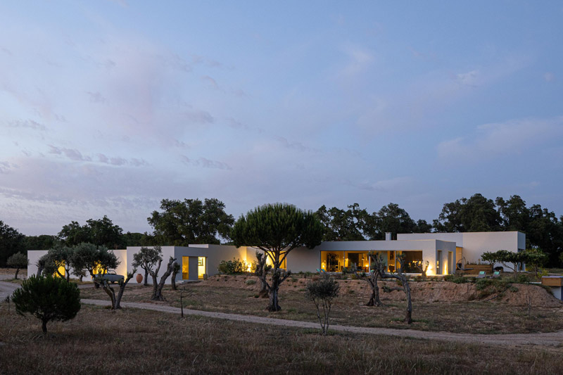 Minimalistyczny, prosty dom w krajobrazie Alentejo