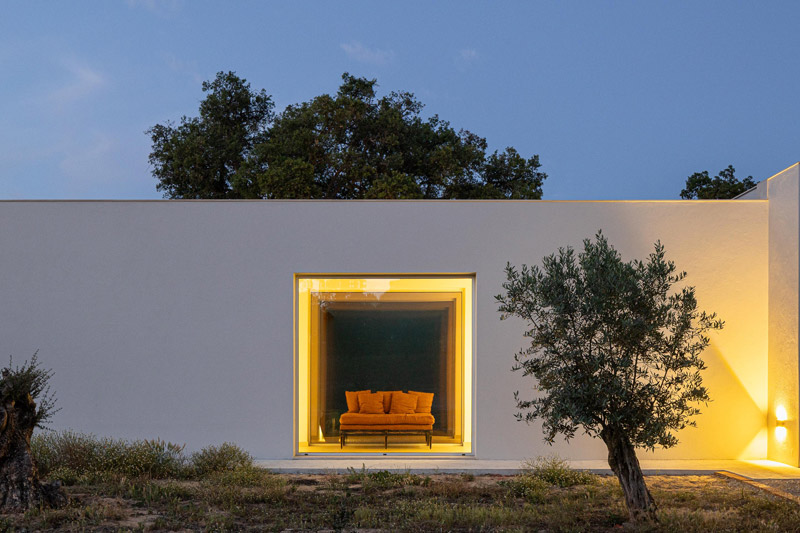 Minimalistyczny, prosty dom w krajobrazie Alentejo