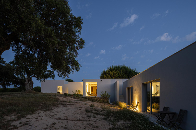 Minimalistyczny, prosty dom w krajobrazie Alentejo