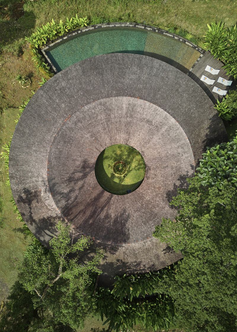 Klimatyczny dom na planie koła na Bali