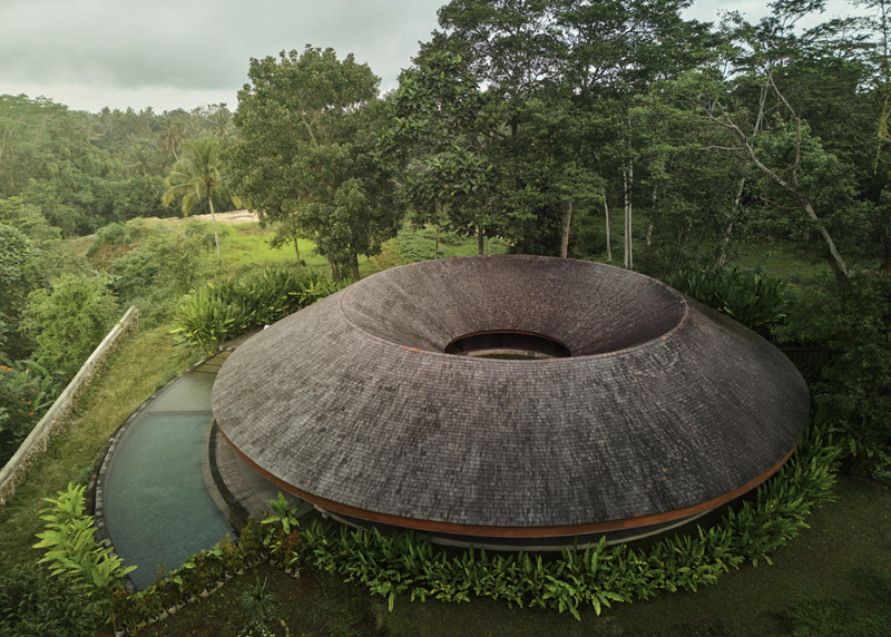 Klimatyczny dom na planie koła na Bali