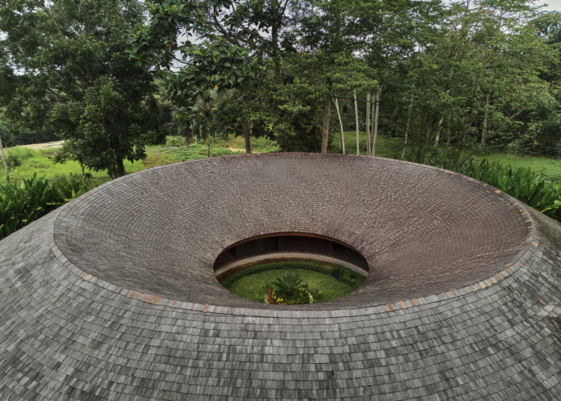 Klimatyczny dom na planie koła na Bali