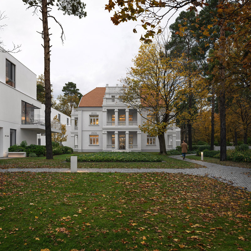 Minimalistyczna zabudowa wok&oacute;ł zabytkowej willi