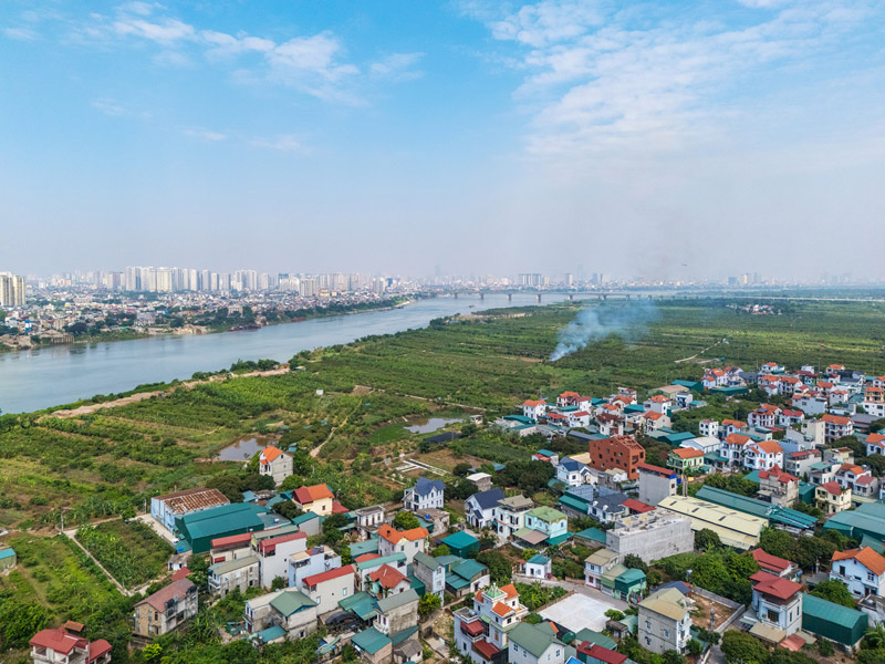 100 WINDOWS &ndash; wielopokoleniowy dom w Hanoi
