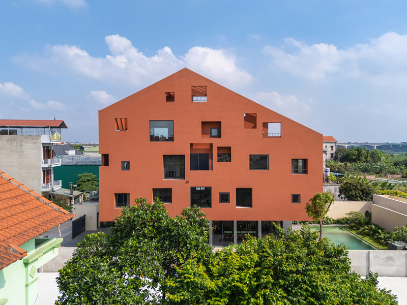 100 WINDOWS &ndash; wielopokoleniowy dom w Hanoi