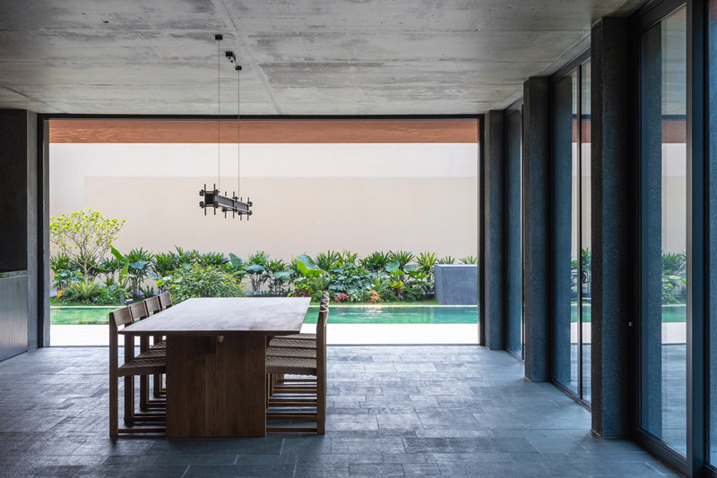 100 WINDOWS &ndash; wielopokoleniowy dom w Hanoi