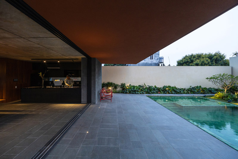 100 WINDOWS &ndash; wielopokoleniowy dom w Hanoi