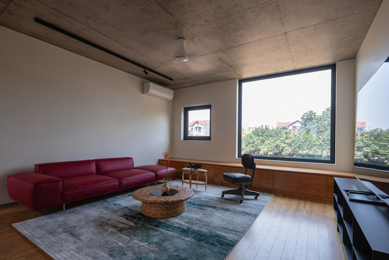 100 WINDOWS &ndash; wielopokoleniowy dom w Hanoi