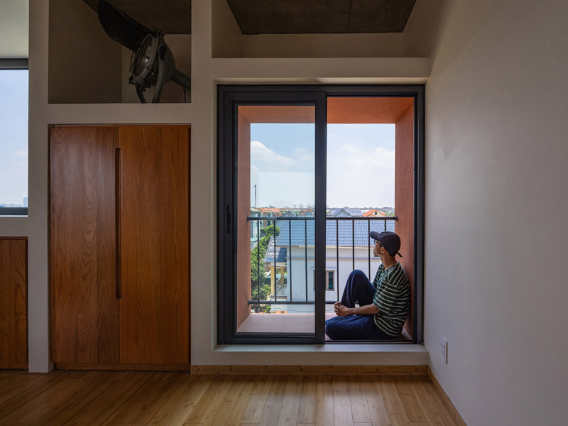 100 WINDOWS &ndash; wielopokoleniowy dom w Hanoi