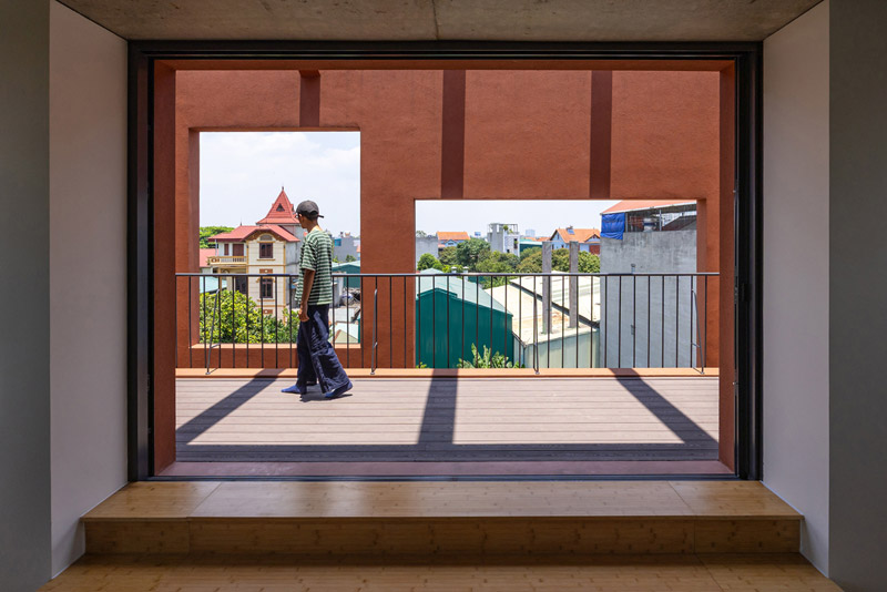 100 WINDOWS &ndash; wielopokoleniowy dom w Hanoi