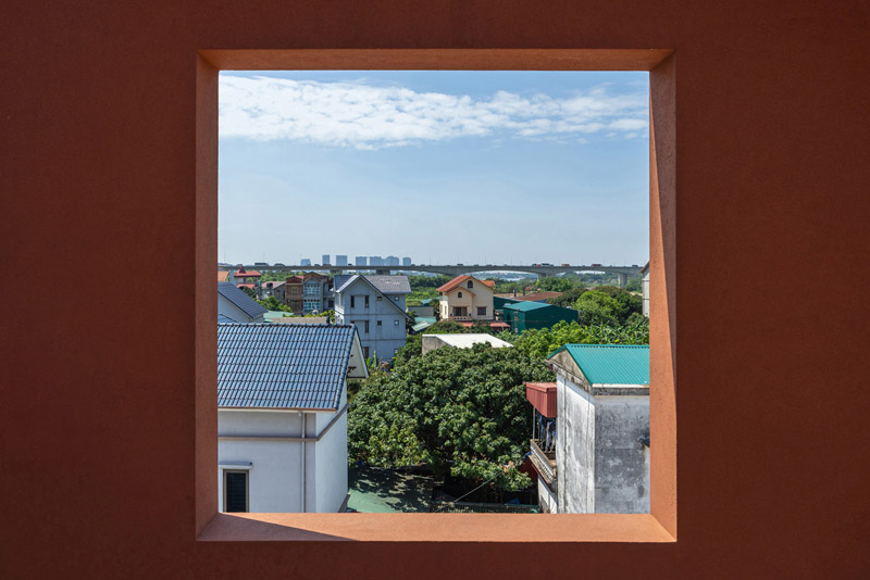 100 WINDOWS &ndash; wielopokoleniowy dom w Hanoi