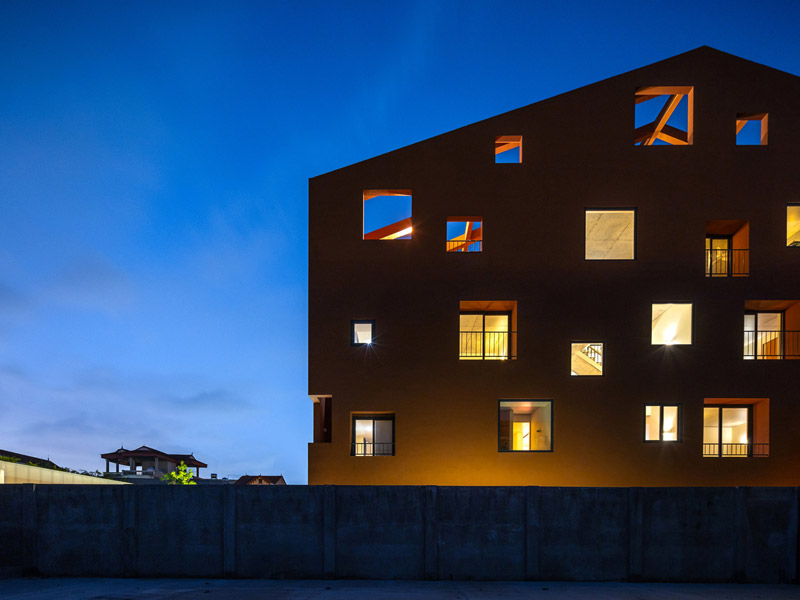 100 WINDOWS &ndash; wielopokoleniowy dom w Hanoi